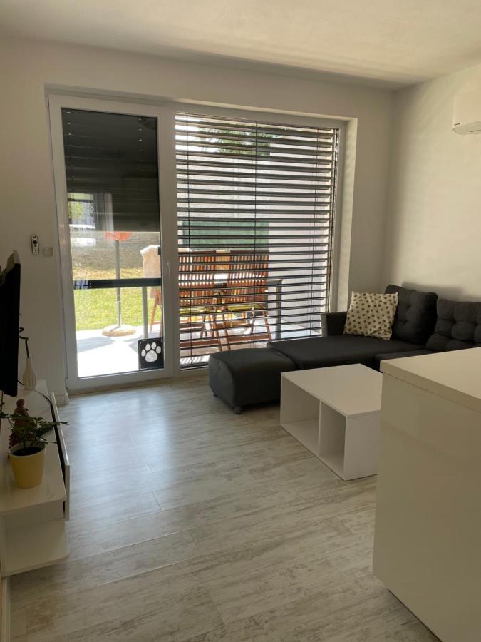 Sunny Apartment On The Lakes 세네츠 외부 사진