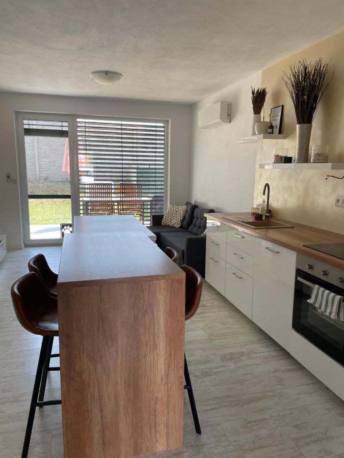 Sunny Apartment On The Lakes 세네츠 외부 사진